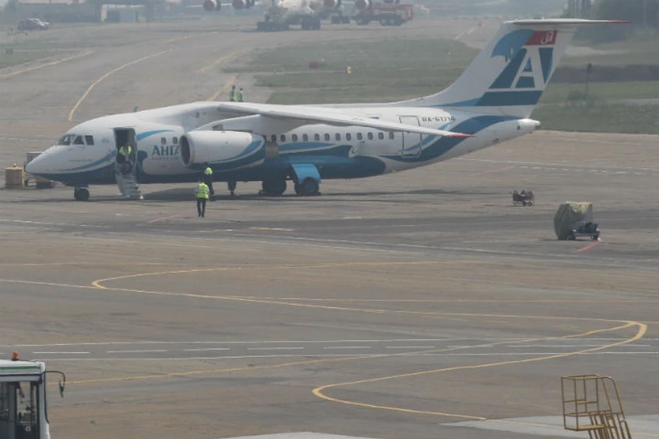 Видео: Ан-148, рейсом Иркутск-Мирный при посадке в аэропорту выкатился за пределы взлетно-посадочной полосы