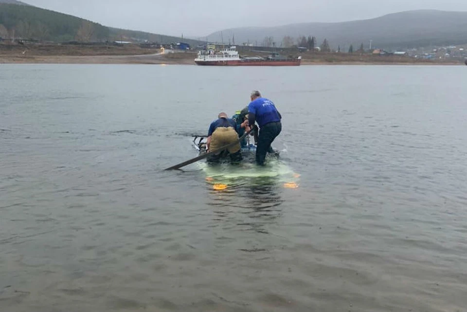 Момент спасательной операции на реке Лена. Фото: ГУ МЧС России по Иркутской области.