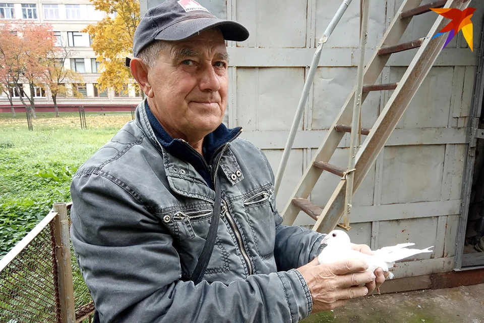 Пенсионер Геннадий Строев все еще разводит пернатых. Фото: Евгений ПРОКОФЬЕВ