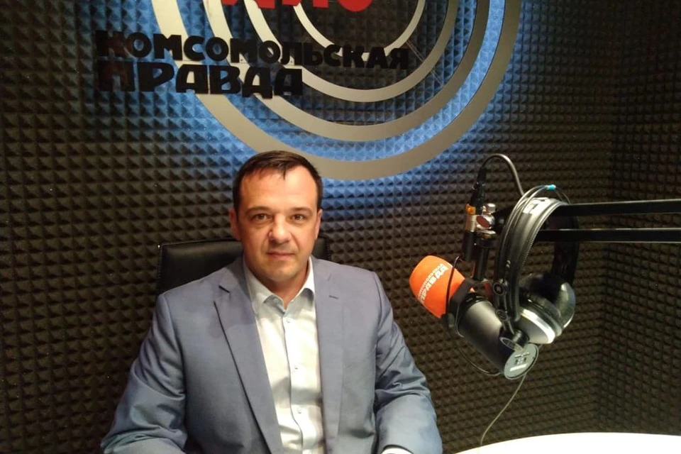 Глава фракции ЛДПР в Горсовете Новосибирска Евгений Лебедев регулярно отвечает на вопросы горожан в эфире Радио «Комсомольская правда».