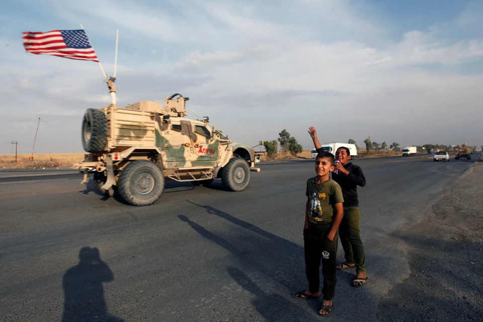 Американские колонны, уходящие из Сирии в сторону Ирака щедро осыпают проклятиями, ругательствами камнями и протухшими помидорами.