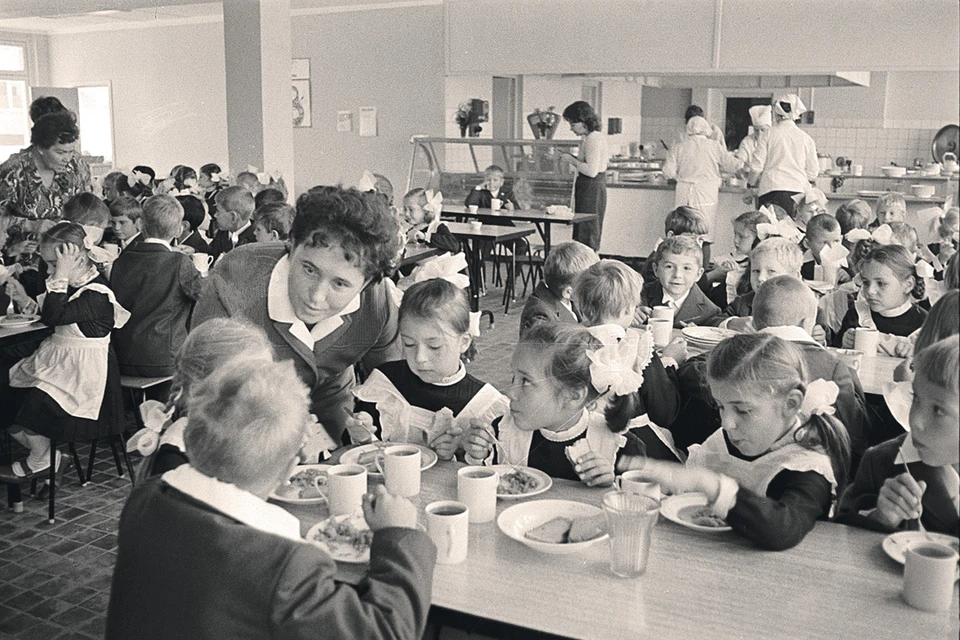 Московская средняя школа № 40. Первоклассники в столовой. Фото сделано 1 сентября 1973 года.