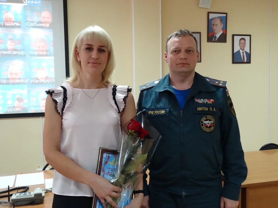 Светлану наградил врио заместителя начальника ГУ МЧС России по Владимирской области Павел Литов