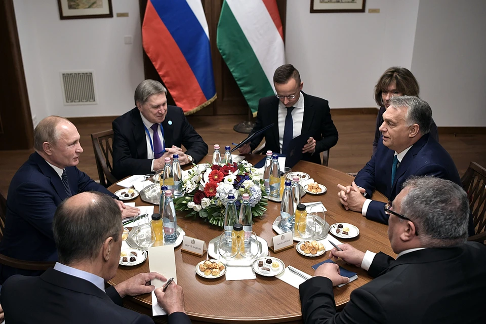 «Несите гуляш!»: Венгры организовали переговоры Путина и Орбана в формате застолья в кабачке