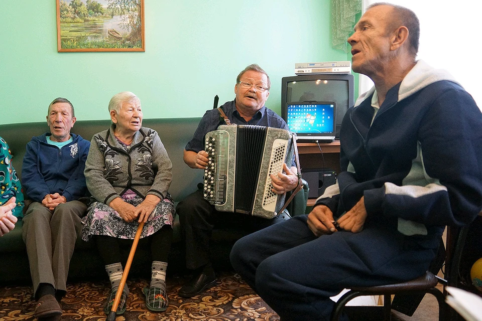 Песни в Кошкинском пансионате для ветеранов труда, Самарская область.