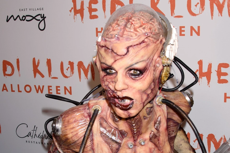 Хайди Клум 13 часов наряжалась в шокирующий костюм для ежегодной вечерники в честь Хэллоуина. Но оно того стоило.