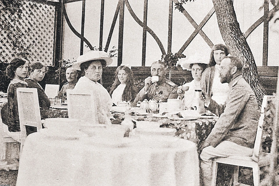 Николай II (справа) любил семейные чаепития, но сладкое доставалось не ему, а детям.
