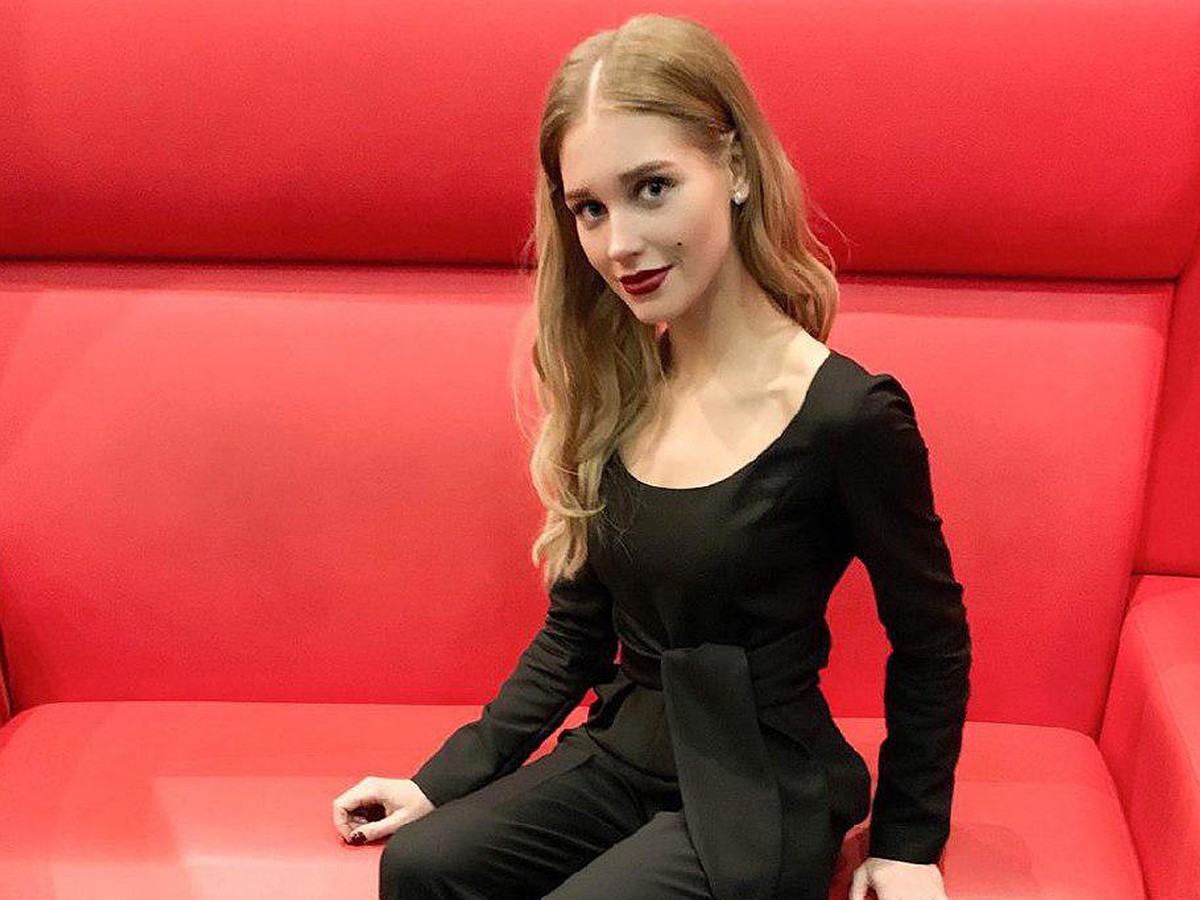 Русская одинокая девушка сидит в лёгком халатике перед камерой