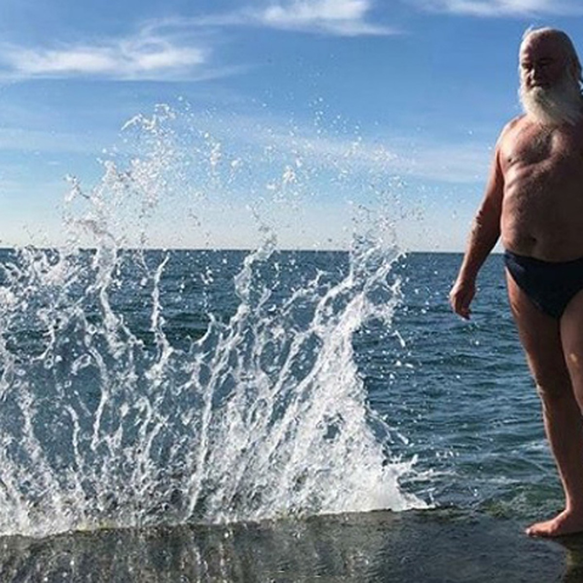 Дед купается. Дед на море. Дедушка купаться. Дедушка на море. Дед на пляже.
