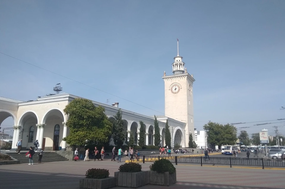 Симферопольский вокзал ждет материковых пассажиров