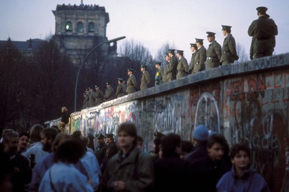 Когда стало ясно, что стена стала бесполезной, немецкие пограничники сначала по привычке пытались оттеснить толпу от нее, но затем все же открыли границу. Фото: globallookpress.com