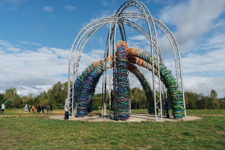 Угруан - 28-метровая разноцветная инсталляция из ивовой лозы Фото: Максим Чернышев, vk.com/nikolalenivets