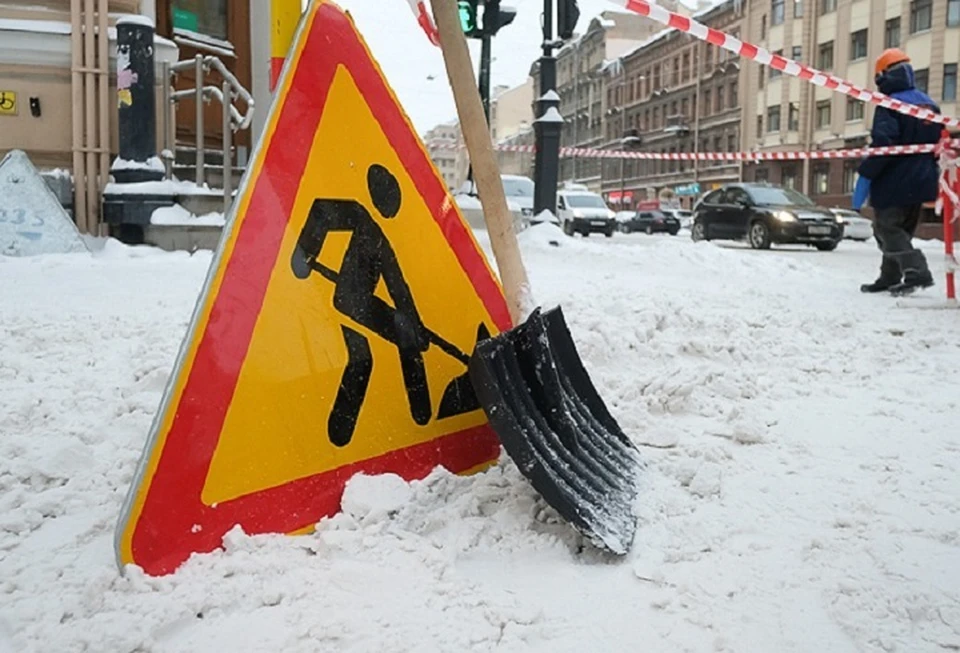 Убирать снег лопатой важно. Потому что для людей