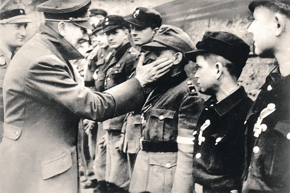 Одна из последних фотографий Гитлера. Фюрер, уже больной и осознавший, что поражение неминуемо, пытается вдохновить членов гитлерюгенда. 20 марта 1945 года.