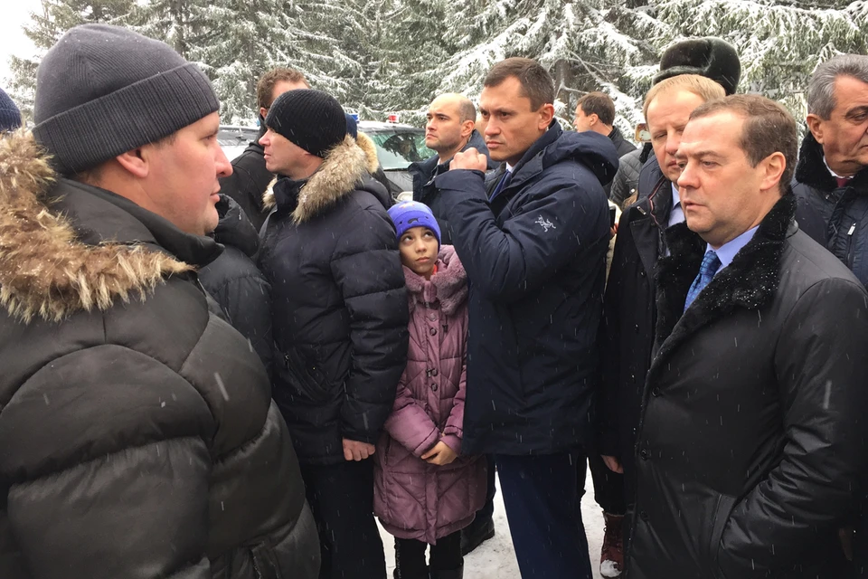 В среду, 13 ноября, премьер Дмитрий Медведев, совершающий трехдневную поездку по Сибири, решил посмотреть, как живет русская деревня.