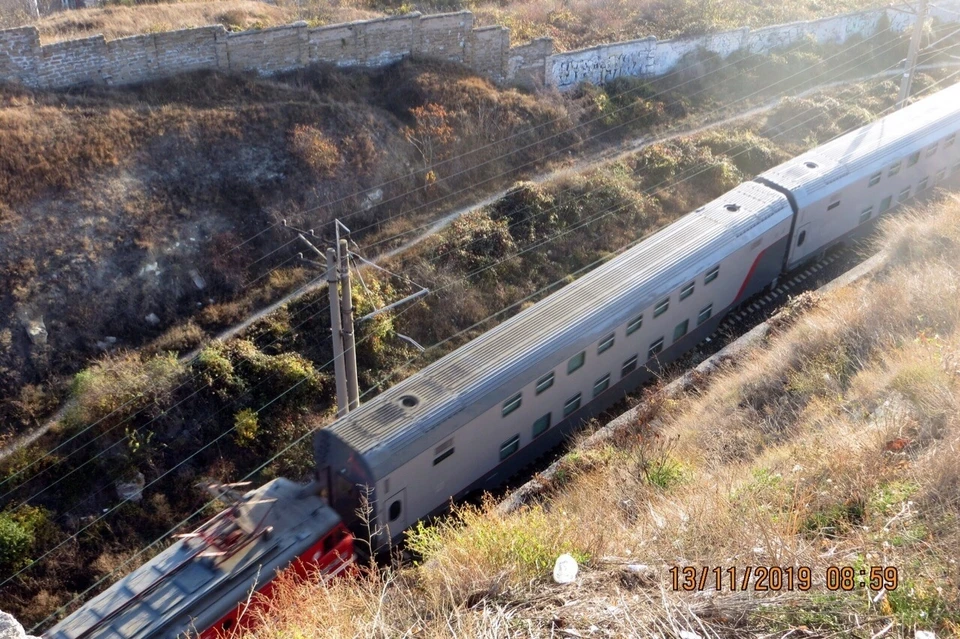 Двухэтажный поезд нормально прошел через тоннель на въезде в Севастополь. Фото: Strajj / LiveJournal