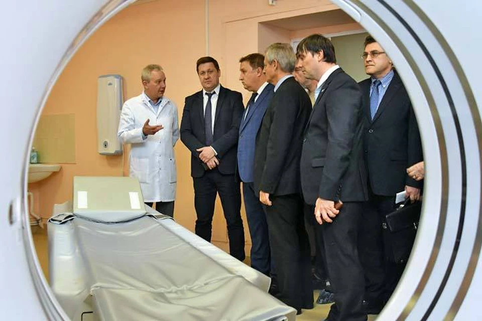 Михаил Ратманов и представили общественности проконтролировали, как работает новое высокотехнологичное оборудование. Фото: Юлия Рубцова.