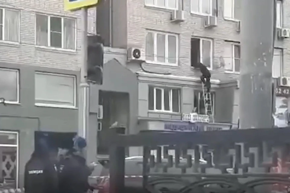 Штурм квартиры попал на видео. Фото: стоп-кадр Baza
