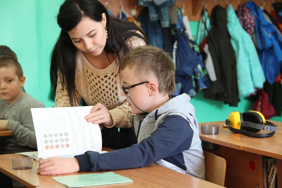 Чтобы особенный ребенок мог потом пойти в школу вместе с "обычными" детьми - помощь нужно начать оказывать как можно раньше Фото: outfundbel.ru