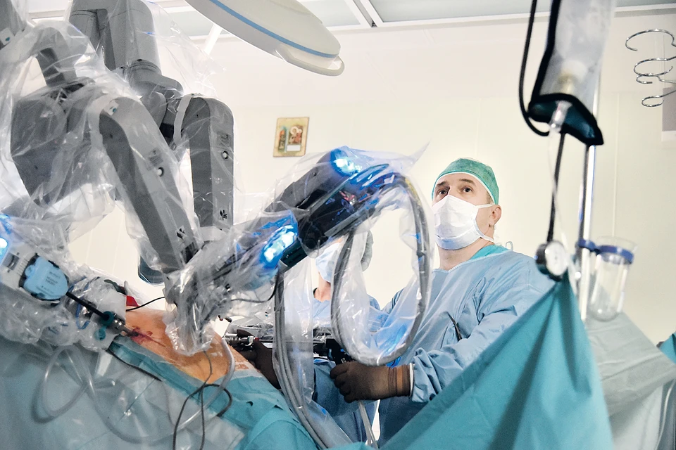 В столичных больницах сложнейшие операции делают с помощью роботов «Да Винчи».