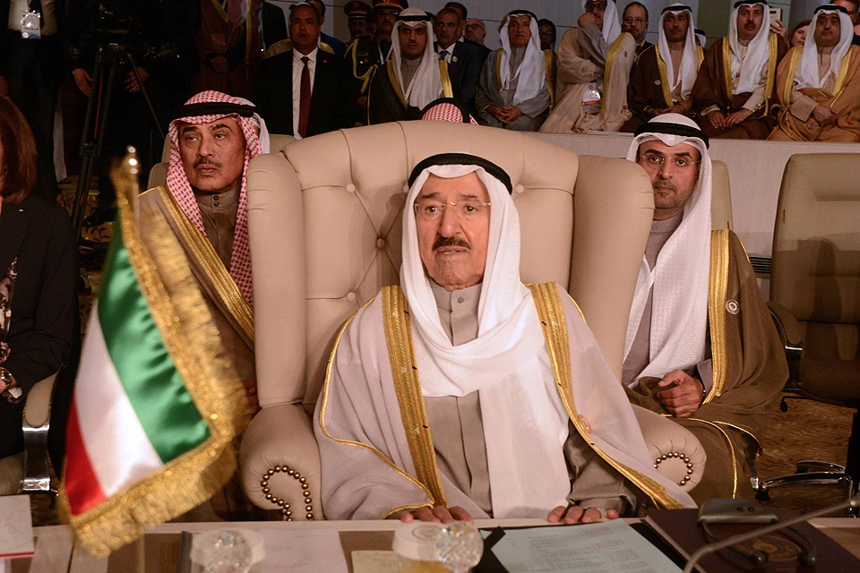 Эмир Кувейта Сабах аль-Ахмед аль-Джабер Ас-Сабах отправил правительство страны в отставку из-за коррупции.