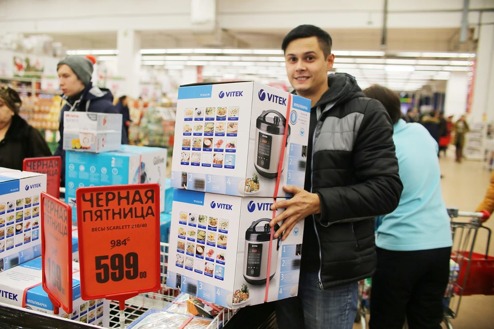 Почти две трети опрошенных россиян (63%) собираются делать покупки в так называемую «Черную пятницу».