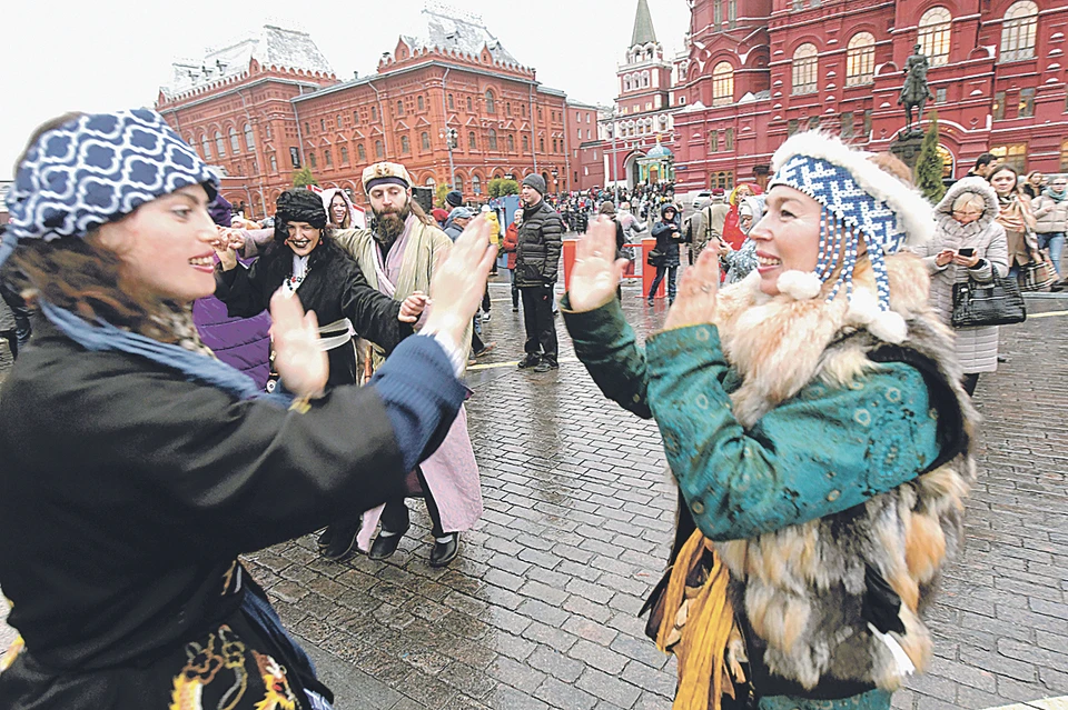 Манежная площадь в Москве - традиционное место встречи представителей всех народов России.
