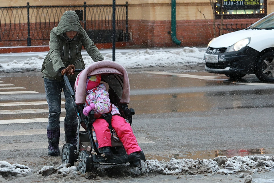 Вместо ясного неба и солнца москвичей ждут серые тучи, мокрый снег, снег с дождем