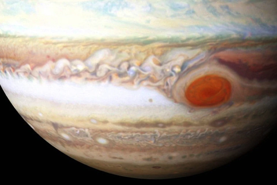 Большое Красное Пятно - главная достопримечательность Юпитера - пятой и самой крупной планеты Солнечной системы.