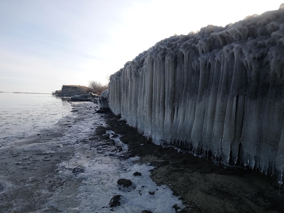 Село под Саратовом огородилось «стеной Вестероса» изо льда - KP.RU