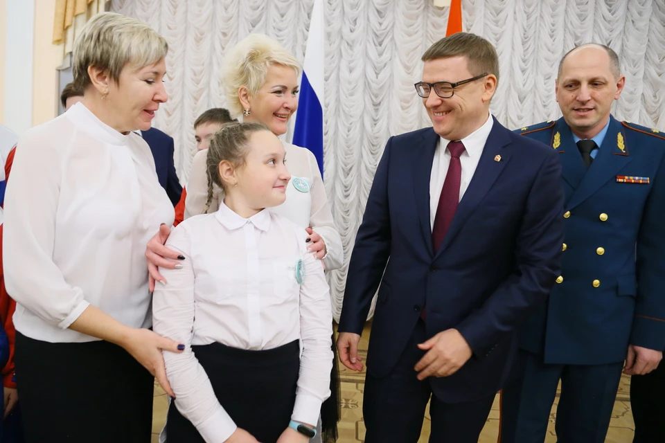 Любительница обнимашек Даша и губернатор. Фото: gubernator74.ru