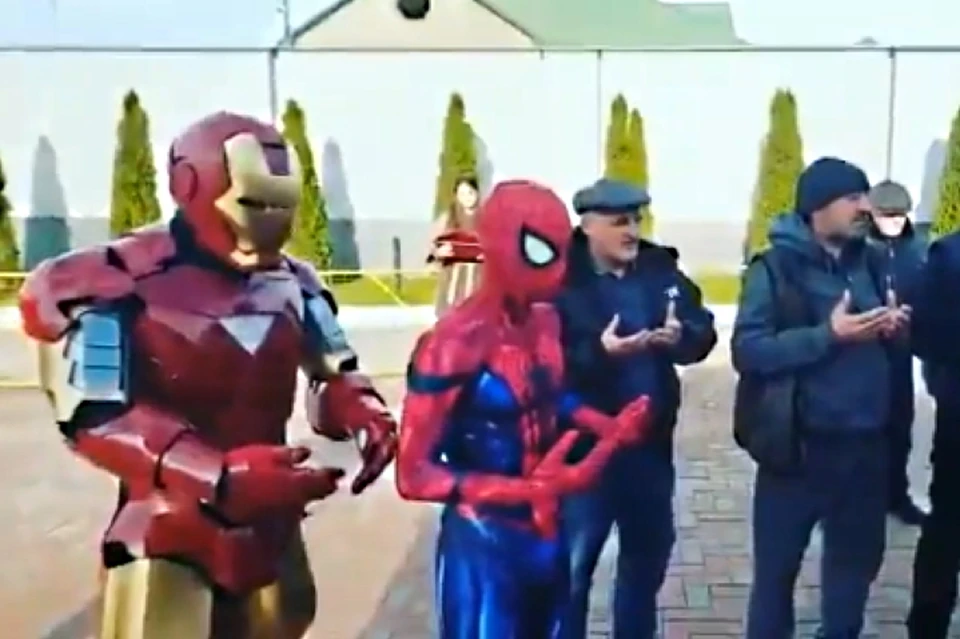 Человека-паука и Железного человека запечатлели во время молитвы в Дагестане. Фото: стоп-кадр видео