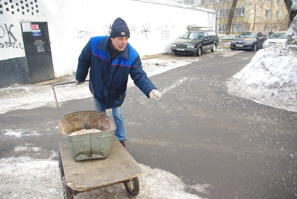 В Челябинске дорожные службы продолжают использовать соль несмотря на запрет.