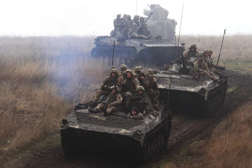 Украинские военные объезжают стороной место расположения «странных» радикалов. Фото: Пресс-центр штаба ООС