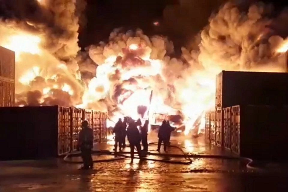 Мощнейший пожар полностью уничтожил ангар со стройматериалами и химикатами. Фото: МЧС РФ по СПб