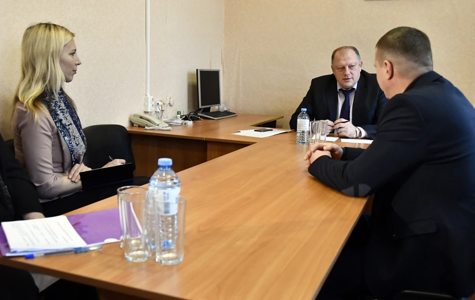 Глава областного парламента Сергей Голубев проводит прием в Оленино. Фото: ЗС ТО