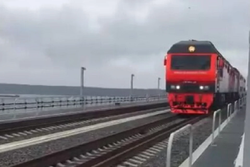 Локомотив несется со бешеной скорость. Фото: скриншот из видео