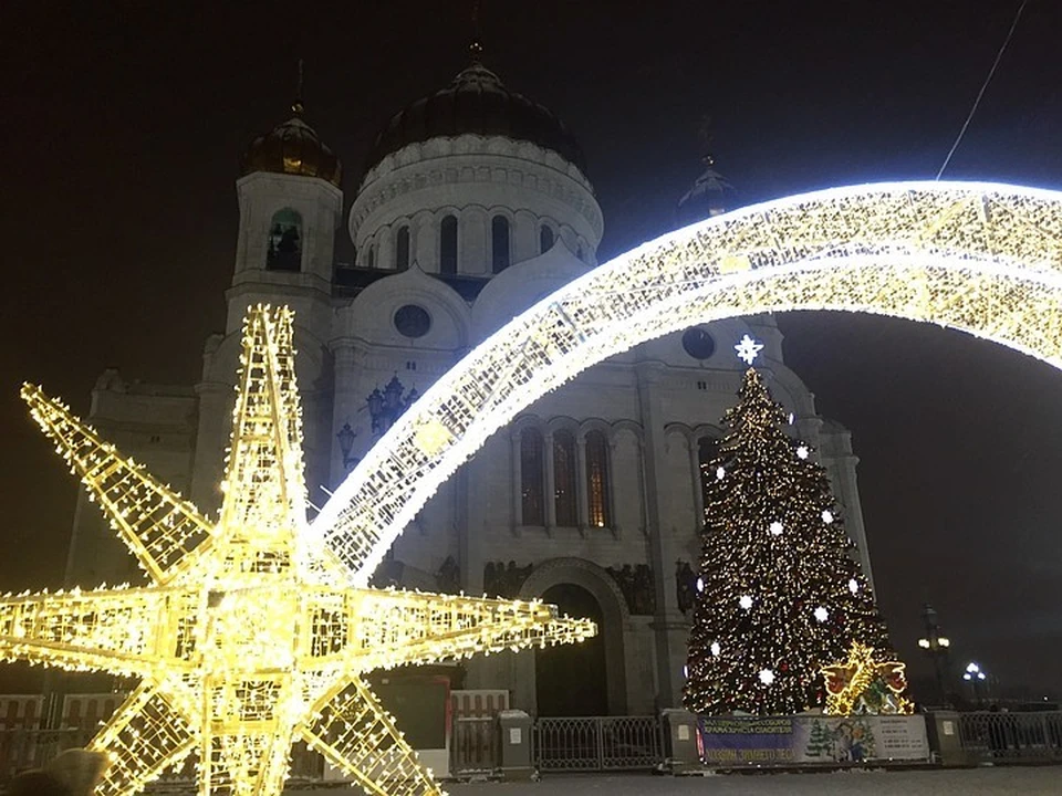 Храм христа спасителя новогодняя елка. Новогодний храм Христа Спасителя. Храм Христа Спасителя новый год. Новогодние украшение собор. Храм Спасителя украшение новогоднее.