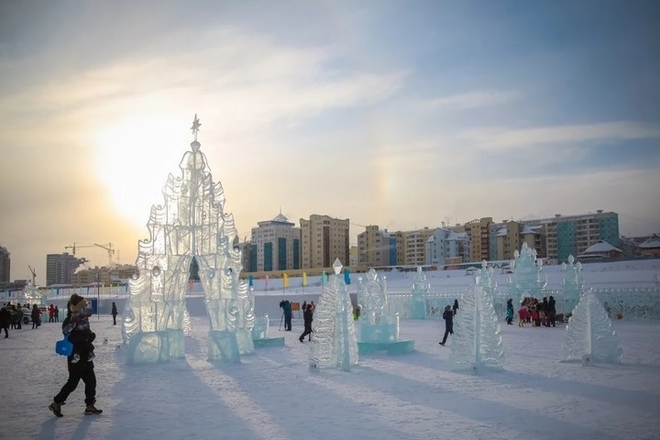 Якутск в данный момент. Зима Якутии ЯСИА. Якутск зимой. Ледовые городки в Якутске Северное сияние. Морозы в Якутии.