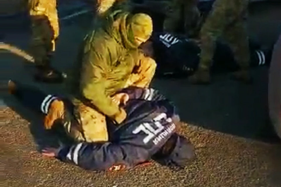 Инспекторов ГИБДД в Приморье задержали во время спецоперации. Фото: print screen видео