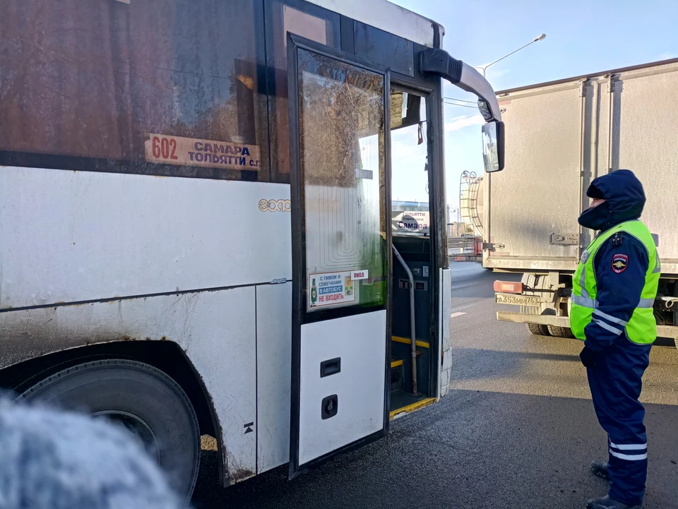 Порно в переполненном автобусе трогает женщин