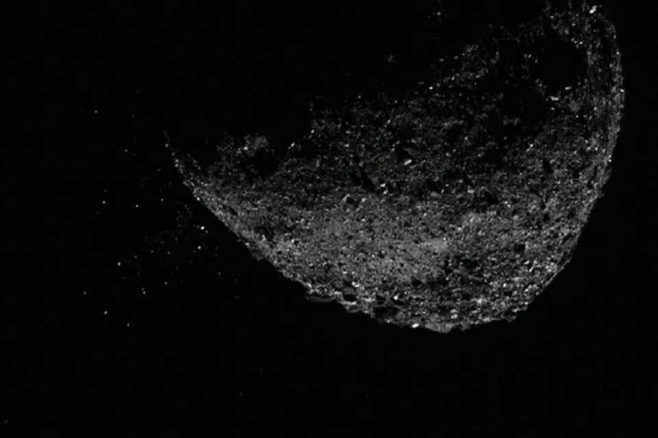 Светящиеся объекты рядом с астероидом Бенну, озадачили ученых.