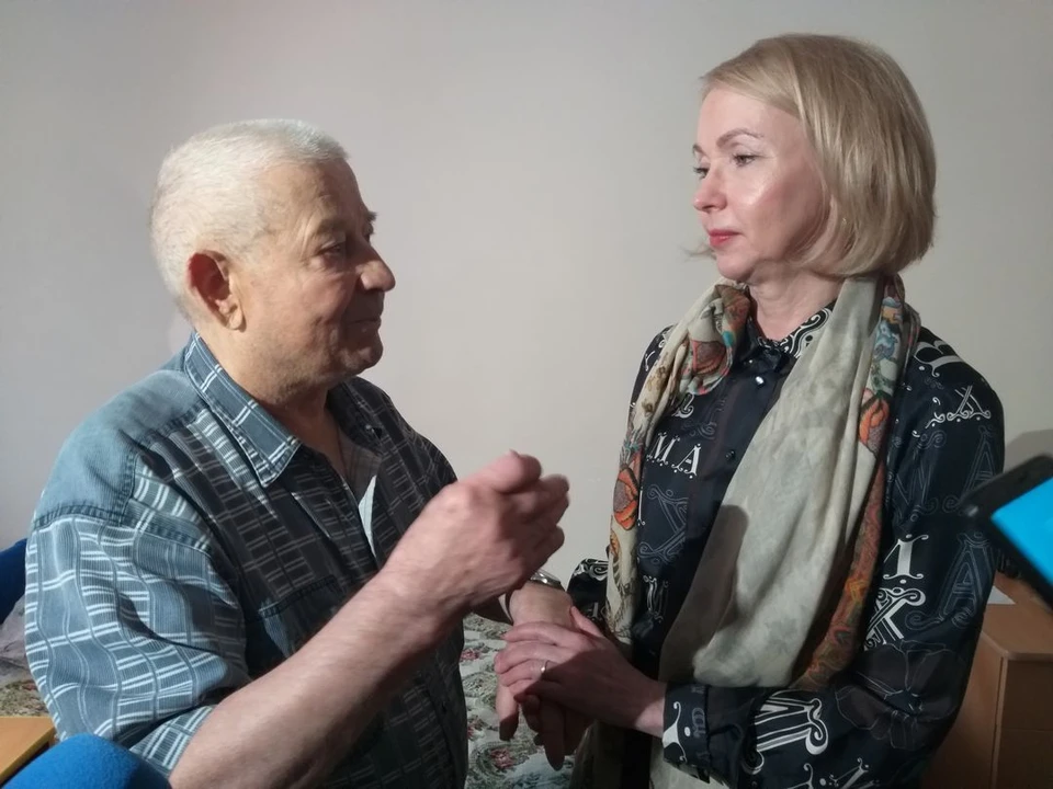 Первый заместитель губернатора Ирина Гехт и клиент частного дома престарелых Владимир Харин.