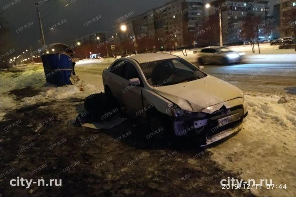 Легковой автомобиль въехал в остановку в Новокузнецке. ФОТО: city-n
