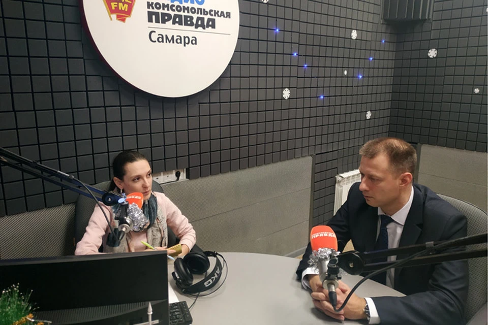 На вопросы слушателей и радиоведущих отвечает заместитель руководителя Департамента Транспорта г Самары Юрий Тапилин