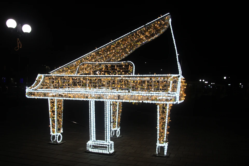 Инсталляция светящийся рояль в сквере Чайковского