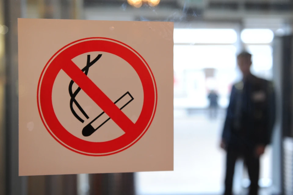 Курить в аэропортах запретили шесть лет назад и все эти годы любители табака, как школьники, прятались в туалетах, коридорах.