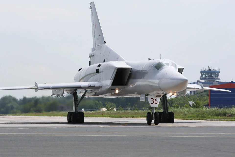 Посадка дальнего ракетоносца-бомбардировщика Ту-22М3. Фото: Марина Лысцева/ТАСС