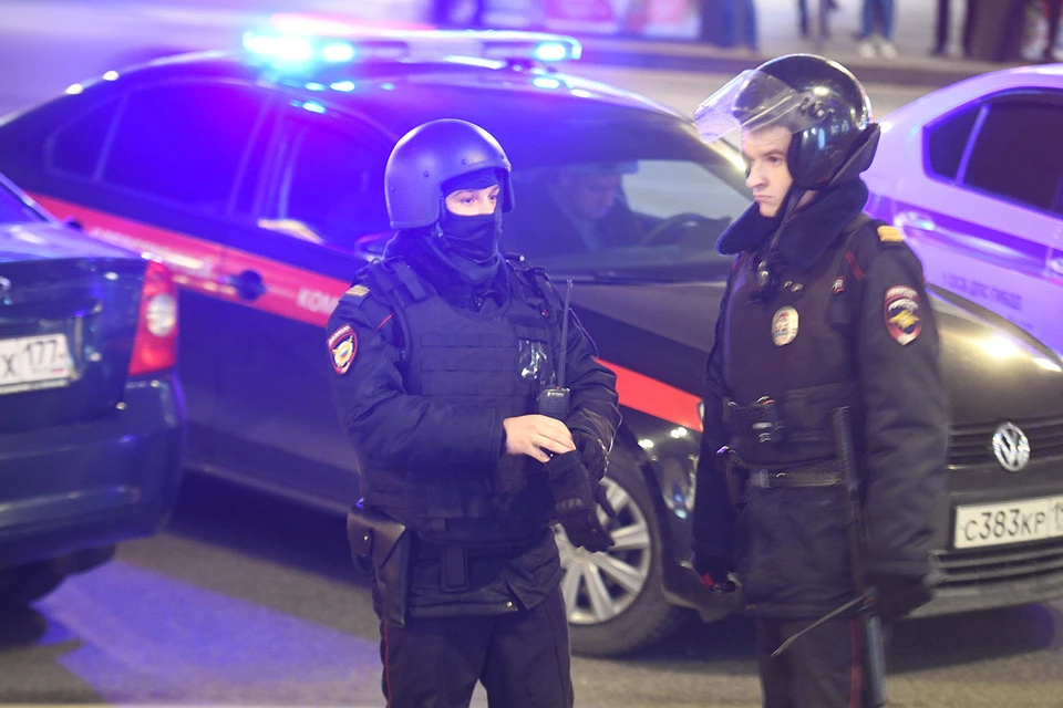 Сотрудники полиции и автомобили спецслужб в центре Москвы.