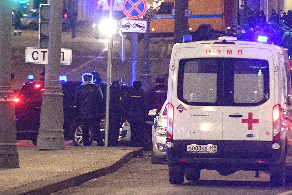 Машины спецслужб у места стрельбы в центре столицы.